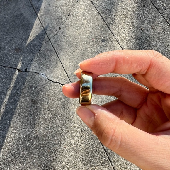 Gently Used Oura Ring - GOLD, SIZE 8, HERITAGE STYLE - Picture 9 of 9